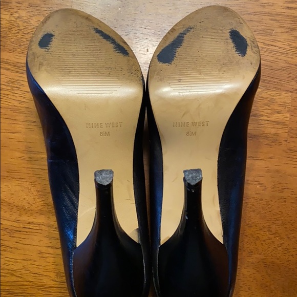 Black Leather Nine West Round Toe Pump - Picture 8 of 8